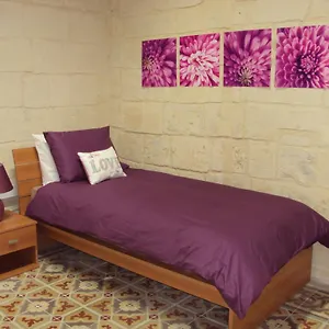 House , Βαλέτα Μάλτα
